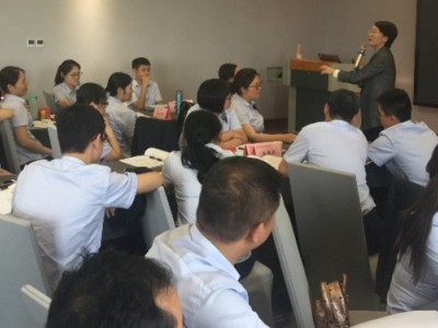 情緒壓力管理  課程背景： 身處現(xiàn)代社會(huì)中，似乎每一個(gè)人都背負(fù)著說不完的壓力，在王曦英老師過往超過900多場培訓(xùn)中現(xiàn)場調(diào)研發(fā)現(xiàn)：大概9成以上的學(xué)員表示有壓力，其中3成學(xué)員覺得壓力大到無法承受，4成學(xué)員